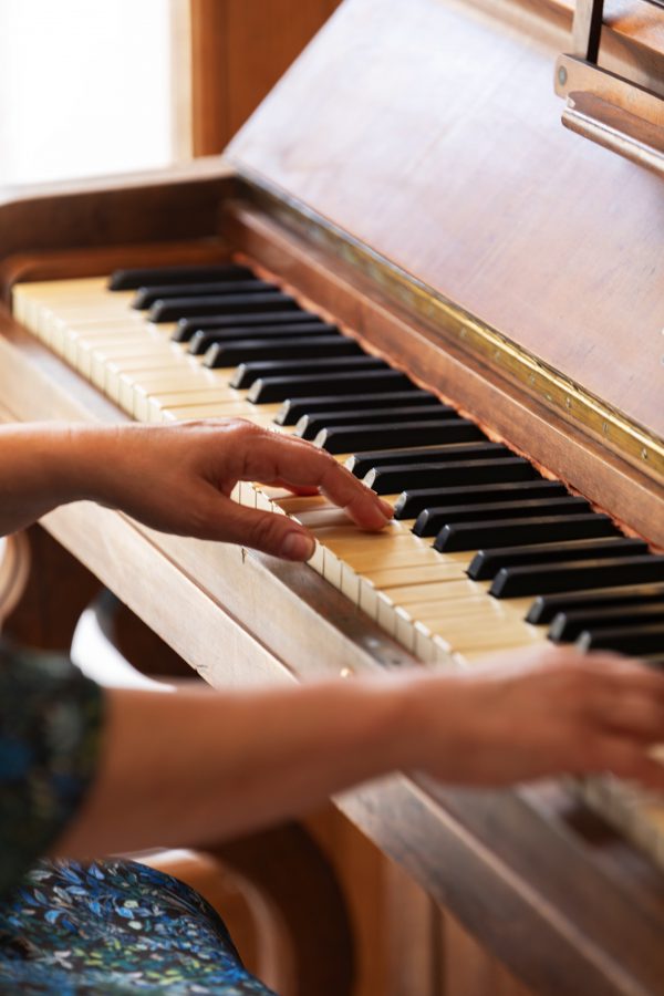 Personne jouant du piano dans le lobby de l'hôtel Sedrez à Redon