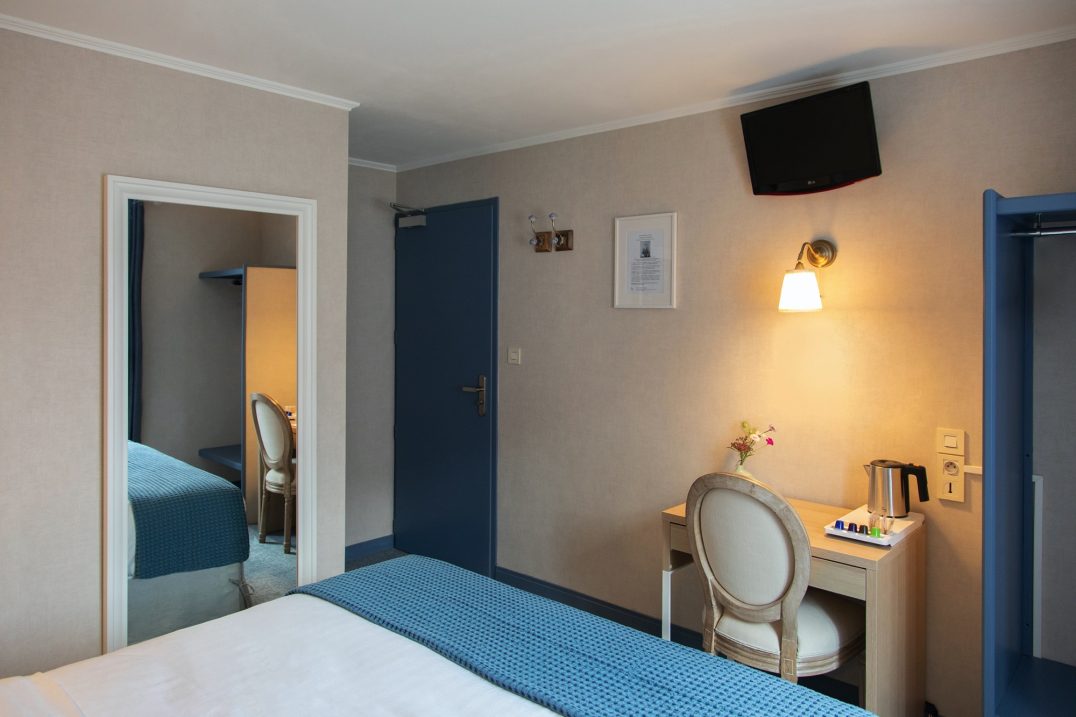 Lit et bureau de la chambre double confort de l'hôtel Sedrez à Redon