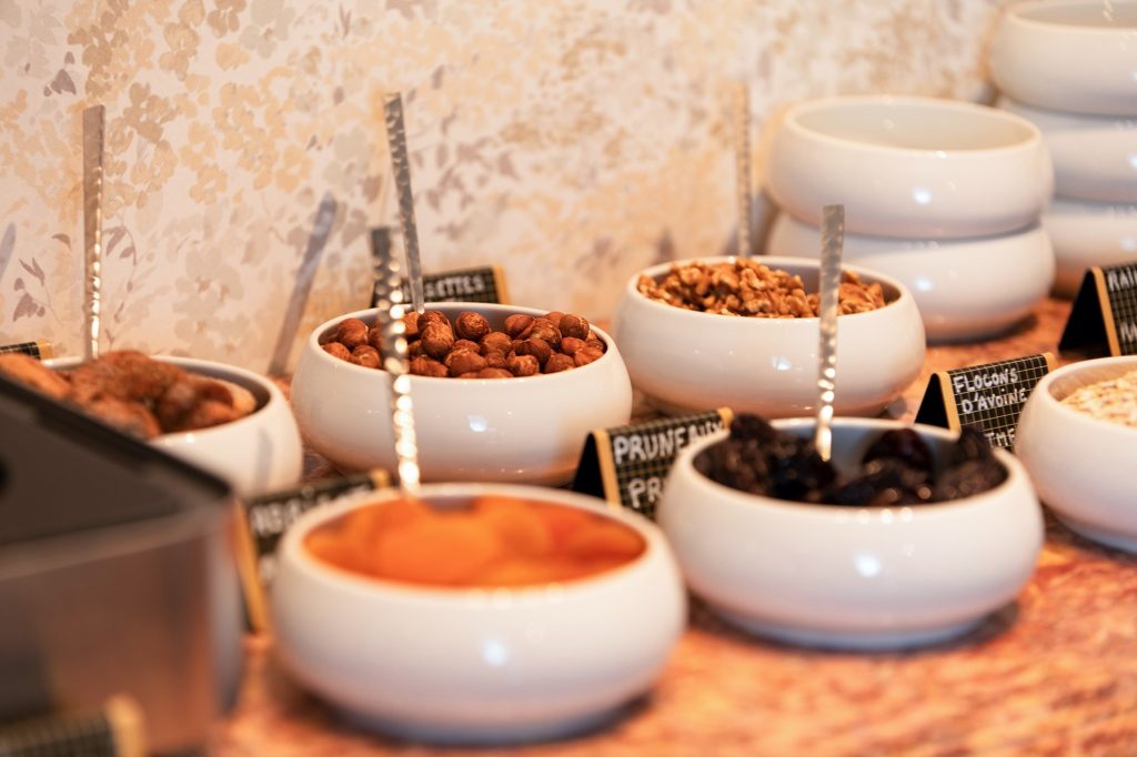 Buffet du petit-déjeuner de l'hôtel Sedrez à Redon