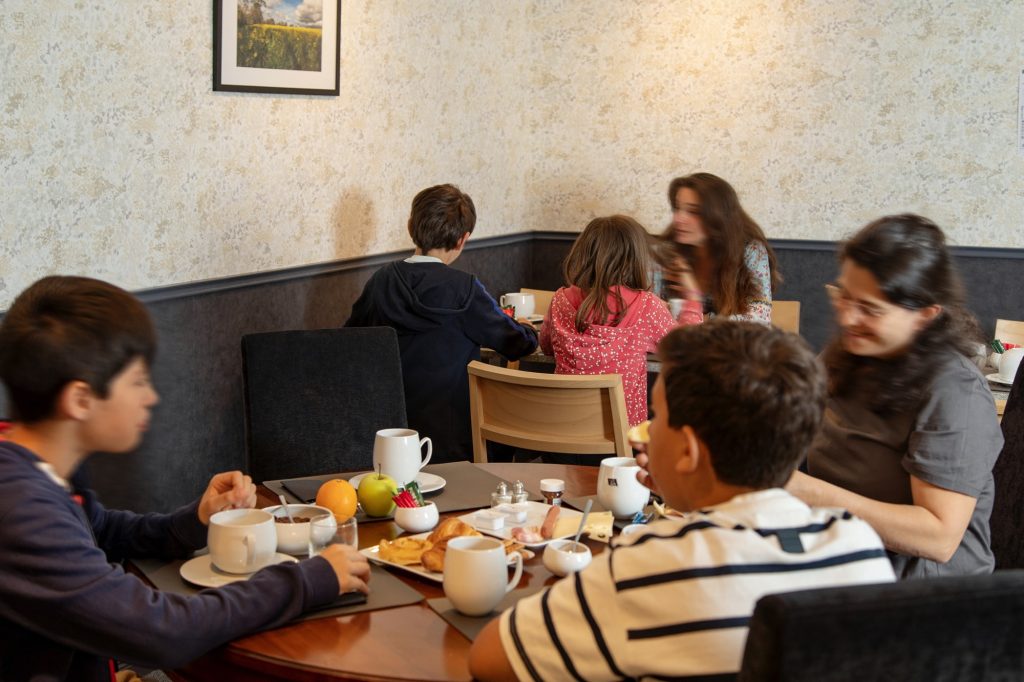 Petit-déjeuner en famille à l'hôtel Sedrez à Redon