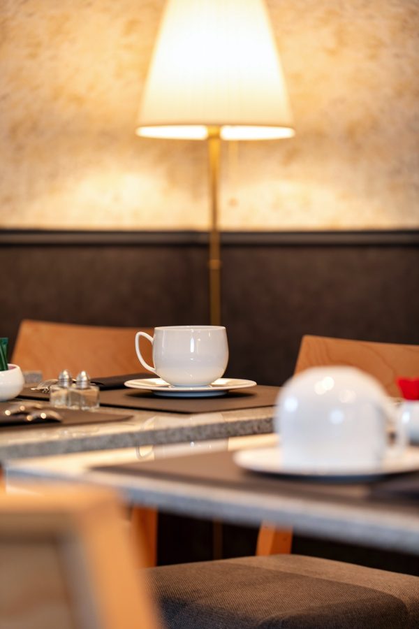 Table du petit-déjeuner de l'hôtel Sedrez à Redon