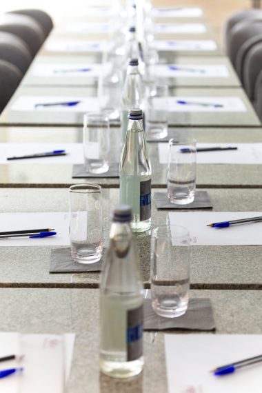 Tables de salon des Industriels, salle de séminaire de l'hôtel Sedrez à Redon